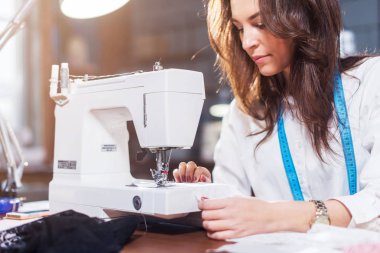 Genç kadın moda tasarımcısı 