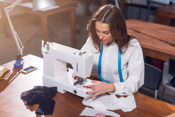 Modista femenina trabajando con máquina de coser —  Fotos de Stock
