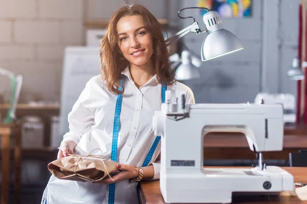 Gülümseyen Avrupa moda tasarımcısı portresi — Stok fotoğraf