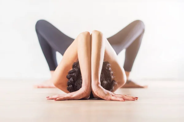 Vrouw doet yoga op vloer liggen — Stockfoto