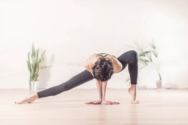 Fit moderne danseres permanent sierlijk op zijn tenen — Stockfoto