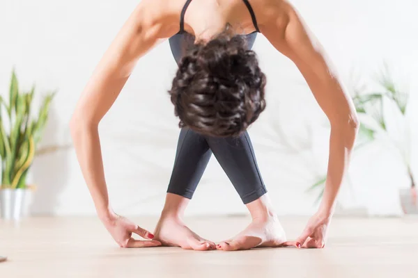 Professionell smal brunett balettdansös — Stockfoto