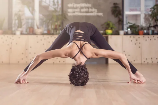 Atletische meisje doen van rekoefeningen van de yoga. — Stockfoto