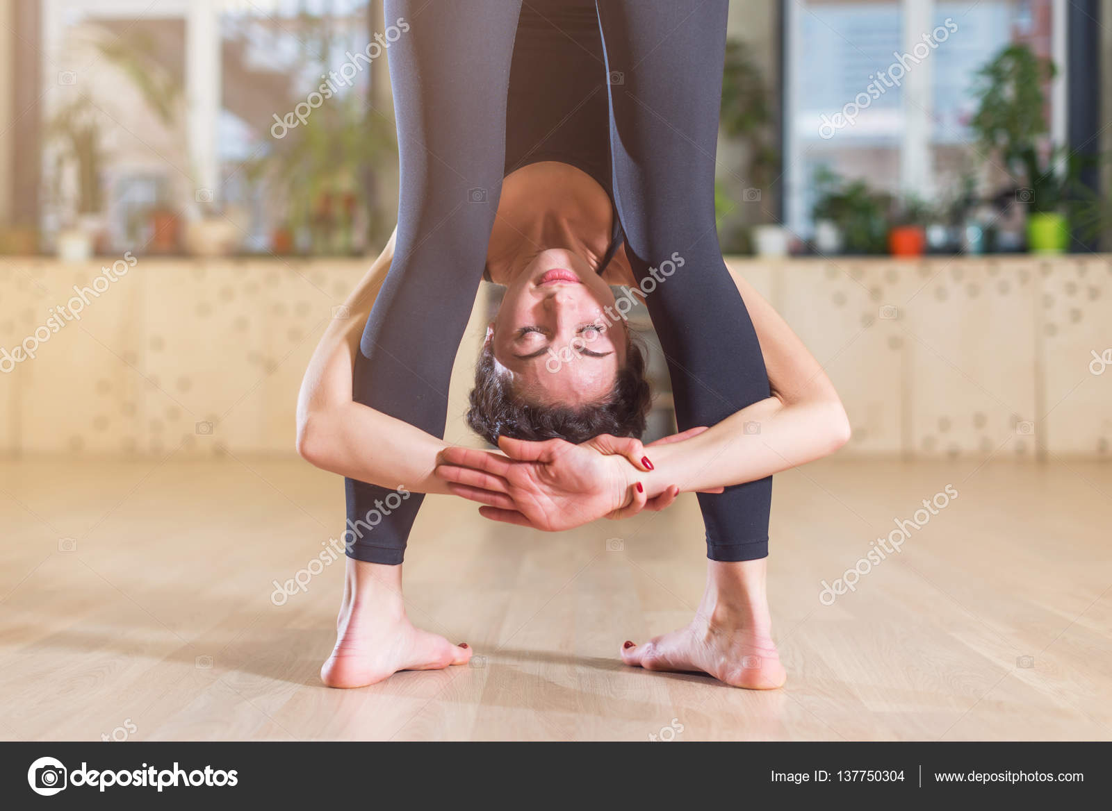 Ноги девушки. Красивые ножки. Лицо между ног девушки. Голова между ног женщины. Красивые женские ноги.