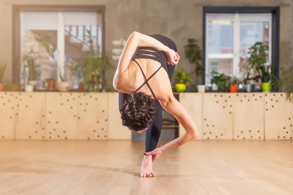 Mujer haciendo yoga, ejercitando, entrenando en el gimnasio —  Fotos de Stock