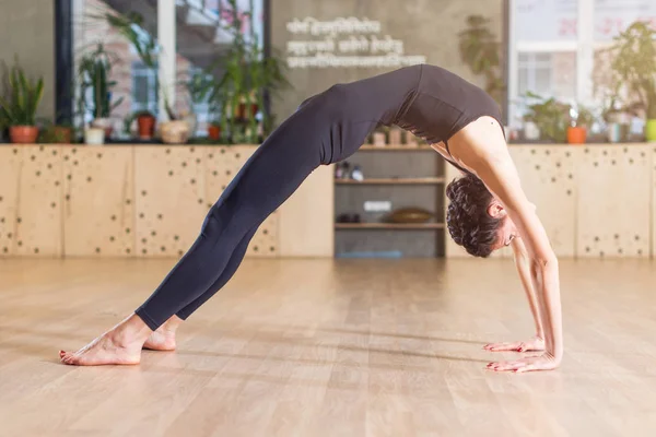 Schlanke, flexible junge Frau macht Yoga-Übungen — Stockfoto