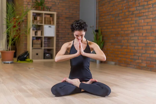 Vrouw doet yoga mediteren in volledige lotus pose — Stockfoto