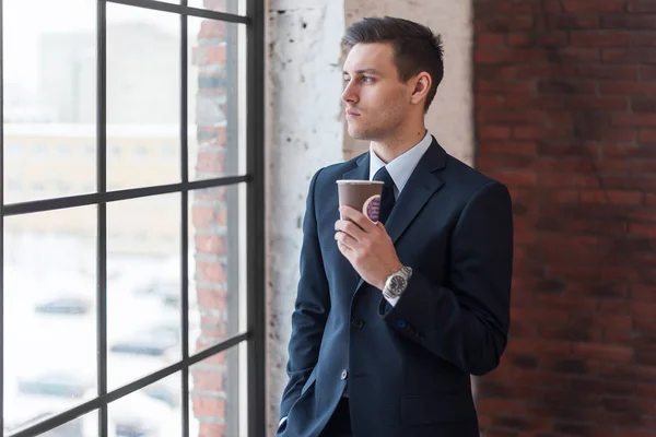 Homme d'affaires buvant du café au bureau — Photo