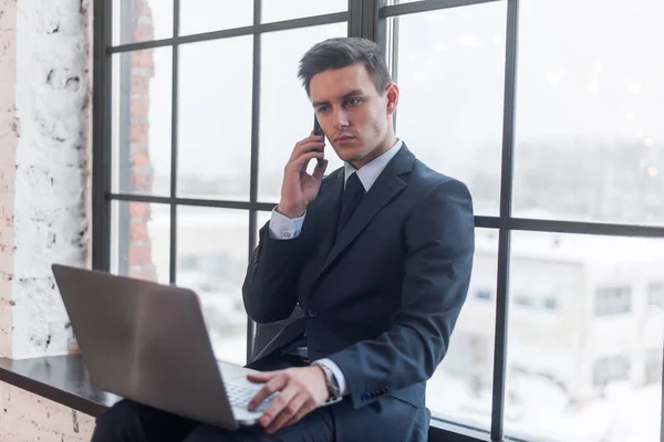 Junger Mann im Amt. — Stockfoto