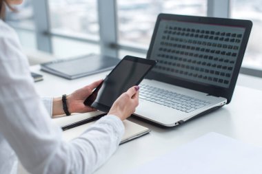 tablet pc ile çalışan kadın