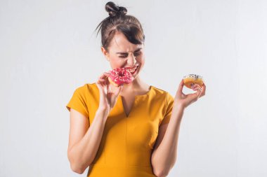 Esmer genç komik donuts modeliyle