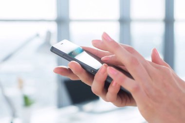 Onun dijital aygıt kullanan kadın