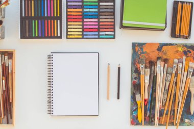 Sipariş yan görünüm işyerinde ressam