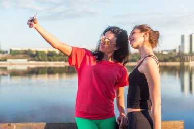 Selfie Çeken Kadınlar 