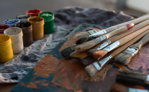 Guache e aquarela com conjunto de pincéis — Fotografia de Stock