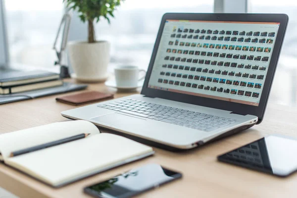 Med laptop utsikt på arbetsplatsen — Stockfoto