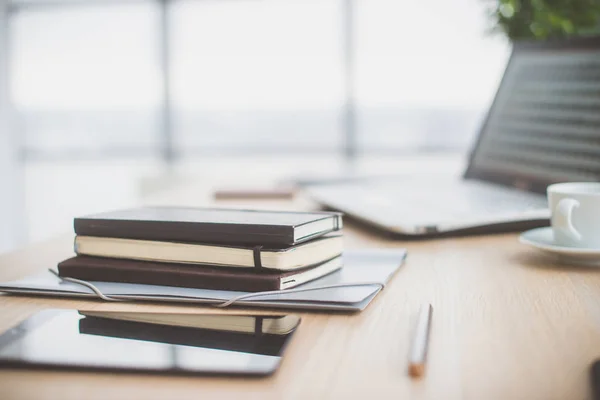 Documents sur la table de bureau — Photo