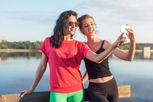 Mulheres a tomar Selfie — Fotografia de Stock