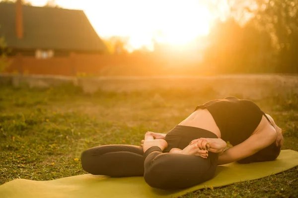 Frau meditiert in Yogaposition. — Stockfoto