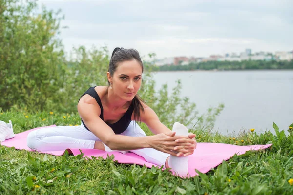 Athletic woman stretching her hamstring — Stock Photo, Image