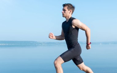 Uygun adam sahilde koşu