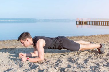 Pank egzersiz eğitim egzersiz sırasında yapan uygun erkek