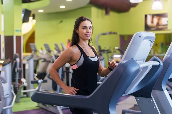 Fitte Frau im Fitnessstudio. — Stockfoto