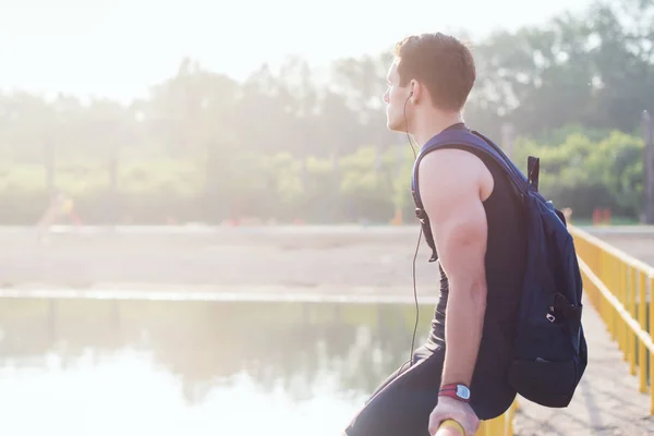 Jeune homme coureur se reposant après l'entraînement — Photo