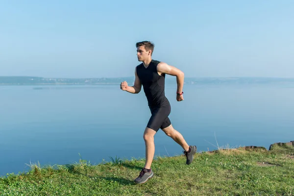 ビーチでジョギング男実行している運動選手 — ストック写真