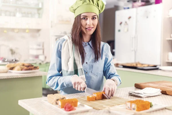 Köchin mit Kochmütze und Handschuhen — Stockfoto