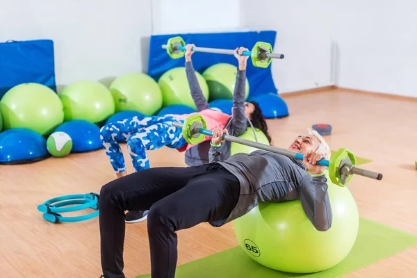 Duas mulheres fazendo exercícios na aula de aeróbica — Fotografia de Stock