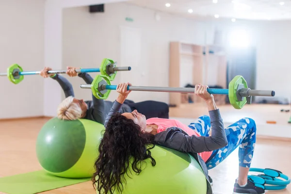 Två kvinnor gör övningar i aerobics klass — Stockfoto