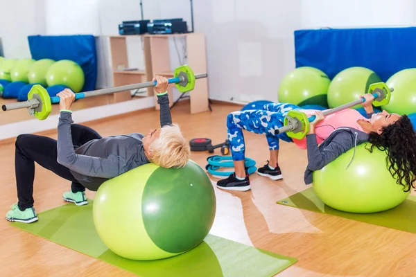 Två kvinnor gör övningar i aerobics klass — Stockfoto