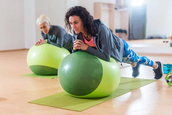 Duas mulheres fazendo exercícios na aula de aeróbica — Fotografia de Stock