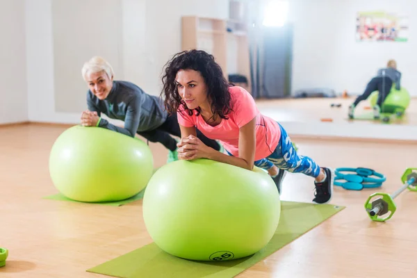 Două femei fac exerciții în clasa aerobică — Fotografie, imagine de stoc