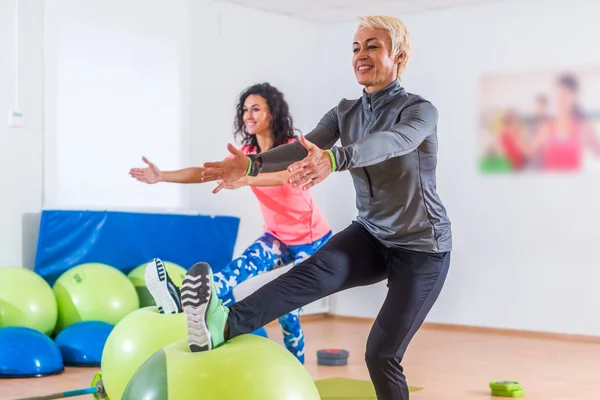 Two women doing exercises in aerobics class — Stock Photo, Image