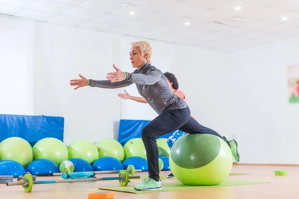 Două femei fac exerciții în clasa aerobică — Fotografie, imagine de stoc