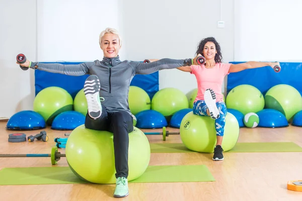 Dos mujeres haciendo ejercicios en clase de aeróbic — Foto de Stock