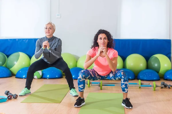 Två kvinnor gör övningar i aerobics klass — Stockfoto