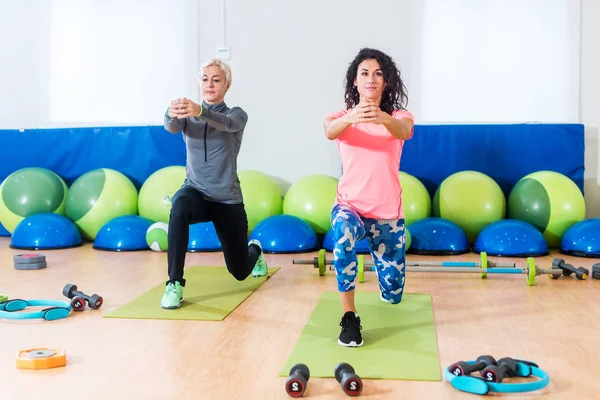 Two women doing exercises in aerobics class — Stock Photo, Image