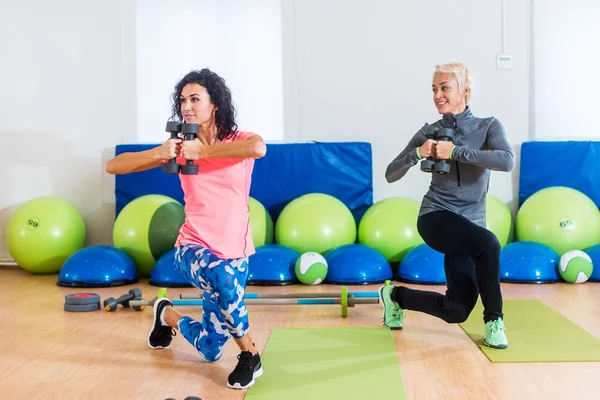Due donne che fanno esercizi in classe di aerobica — Foto Stock