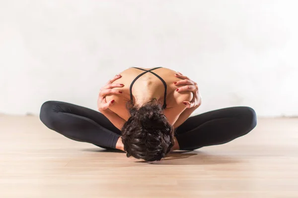 Bailarina haciendo ejercicio avanzado de estiramiento de mariposa —  Fotos de Stock