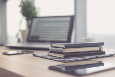 Belgeler Ofis Masası üzerinde