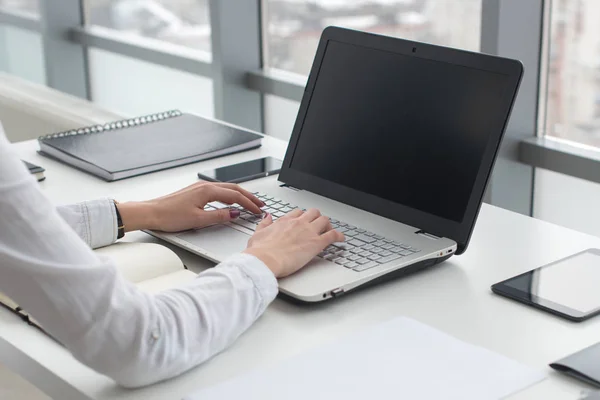 Empresária digitando no laptop no local de trabalho — Fotografia de Stock