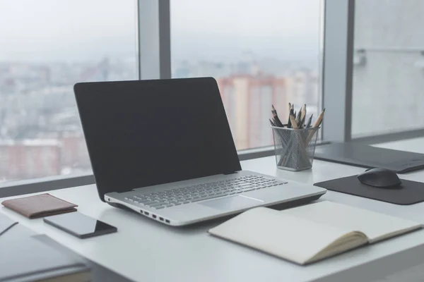 Lugar de trabajo con portátil portátil — Foto de Stock