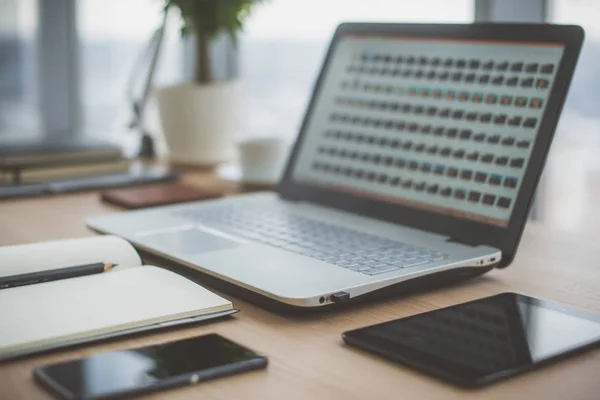 Lugar de trabajo con portátil portátil — Foto de Stock