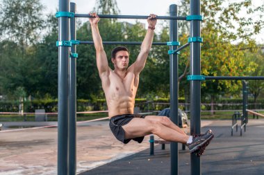Bacak yükseltir gerçekleştirme fitness istasyonda asılı atlet