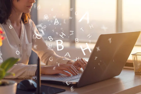 Foto van de weergeven van de kant van een vrouw met laptop — Stockfoto