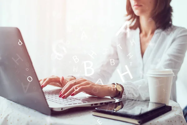 Freelancer, estudante ou blogueira escrevendo no teclado — Fotografia de Stock