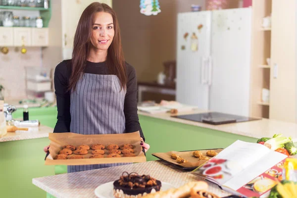 Portrét, Žena kuchař pečení cookies a dorty — Stock fotografie